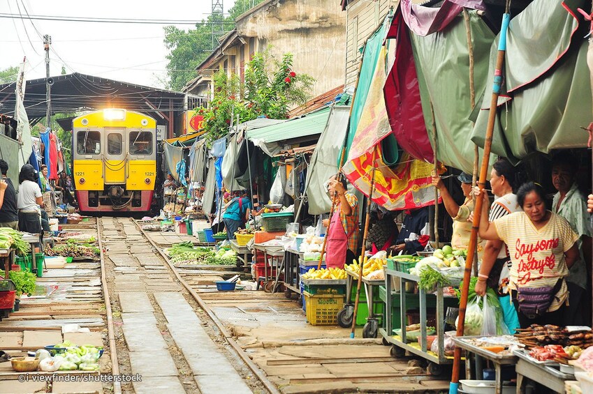 Mae Klong Railway Market (Hoop Rom Market)