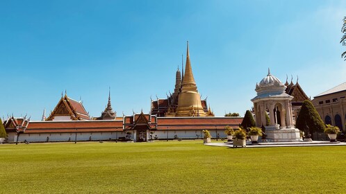 Grand Palace with Wang Lang Market Walking Tour