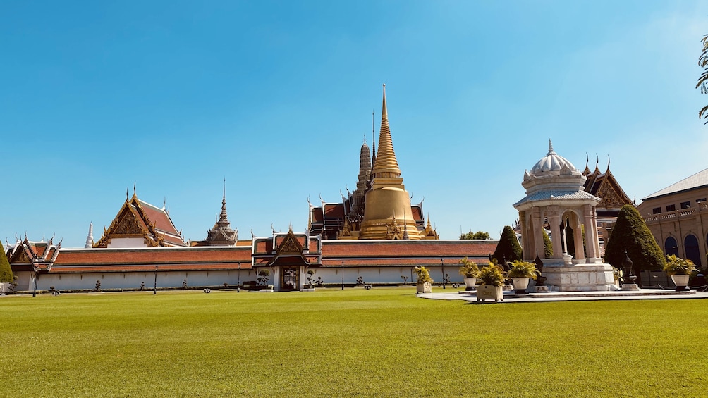 Guided Walking Tour of Grand Palace with Wang Lang Market