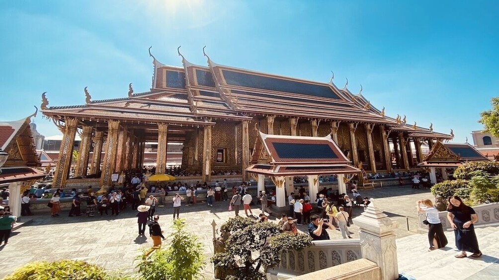 Guided Walking Tour of Grand Palace with Wang Lang Market