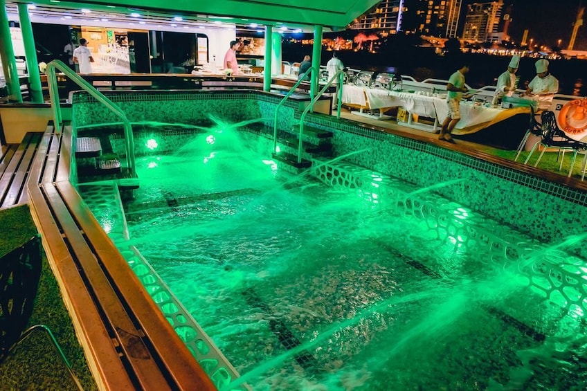 luxury yacht dinner dubai