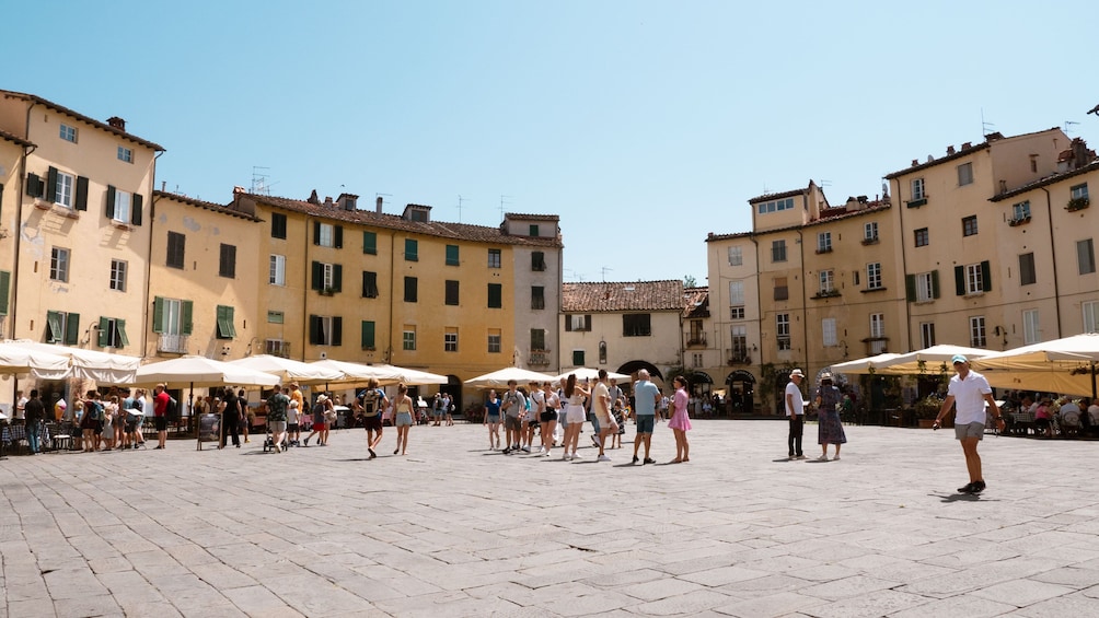 From La Spezia: Full-Day Pisa and Lucca Excursion