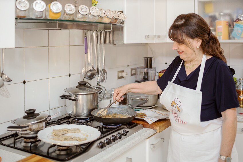 Market, Cook and dine at a Cesarina's home in Pompei