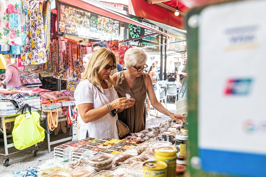 Market tour and dining experience at a Cesarina's home in Cava de Tirreni