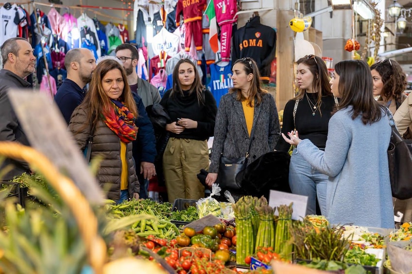 Market tour,lunch/dinner at a Cesarina's home in VicoEquense