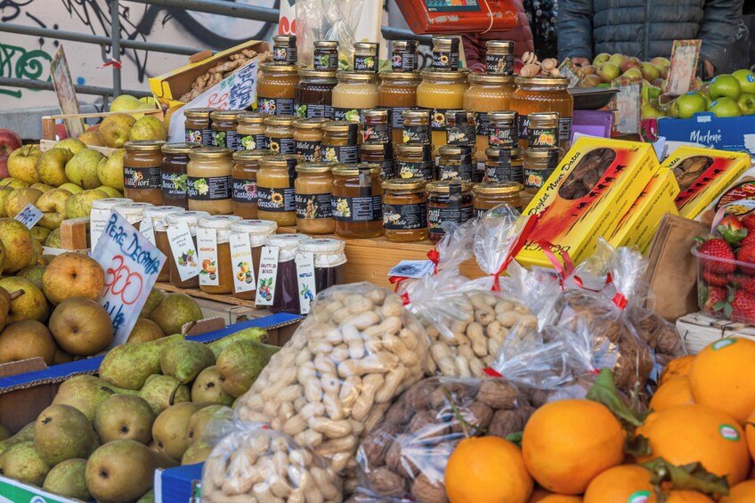 Market tour and dining experience at a Cesarina's home in Ragusa