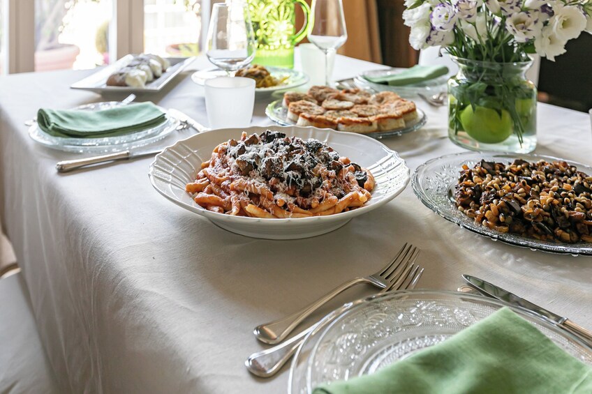 Market tour and dining experience at a Cesarina's home in Spoleto