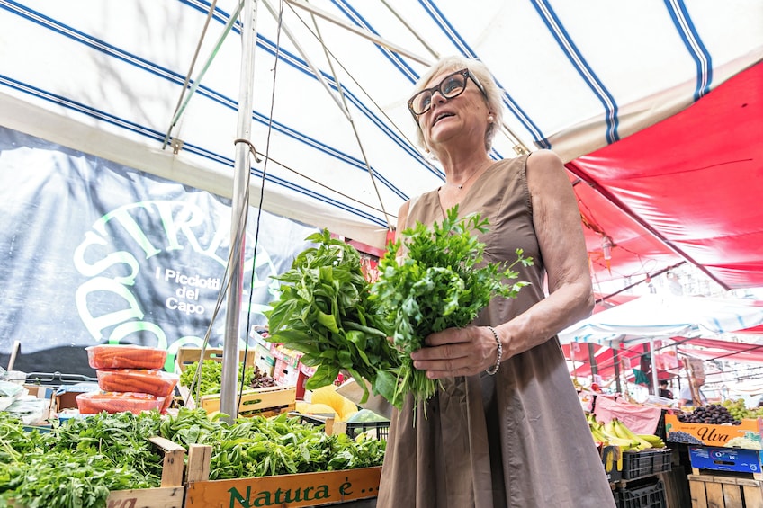 Market tour and dining experience at a Cesarina's home in Spoleto