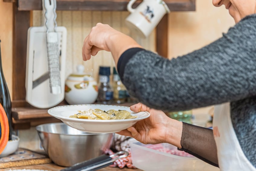 Market tour and dining experience at a Cesarina's home in Spoleto