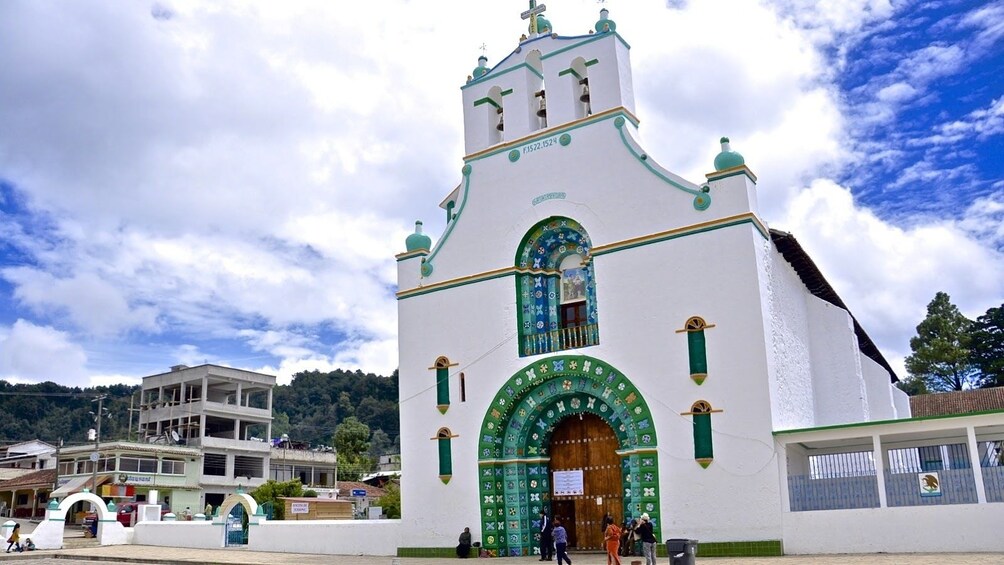INDIGINEOUS TOWNS OF SAN JUAN CHAMULA AND ZINACANTAN