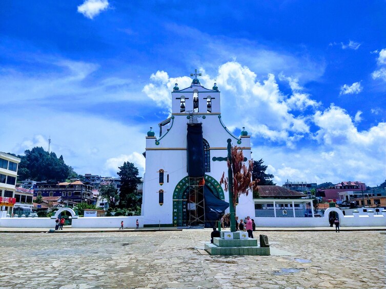 INDIGINEOUS TOWNS OF SAN JUAN CHAMULA AND ZINACANTAN