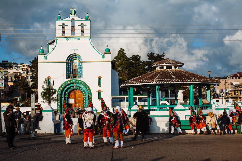 INDIGINEOUS TOWNS OF SAN JUAN CHAMULA AND ZINACANTAN