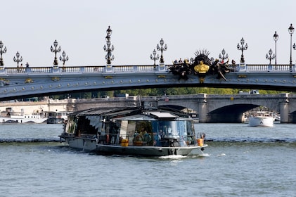 From London: Guided Paris Small Group Tour with River Seine Lunch Cruise