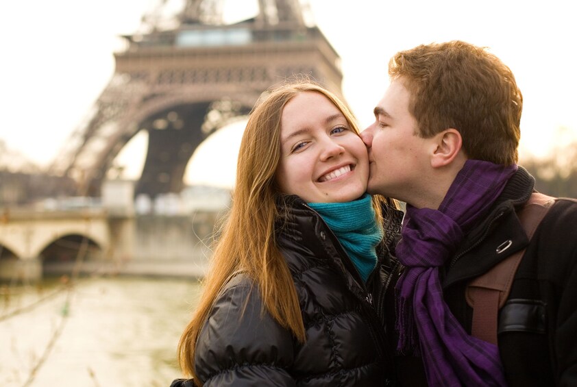 Couple in front of the Eiffel Tower 