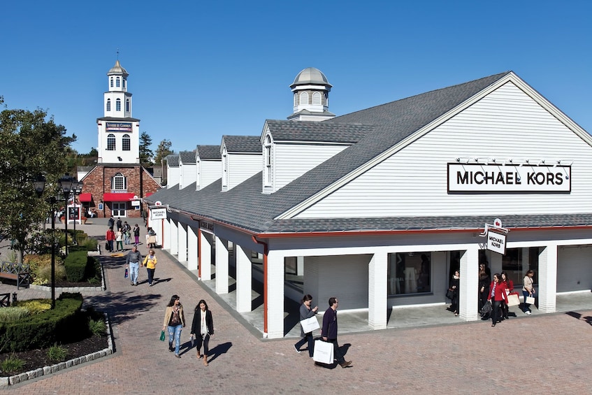 woodbury-common-premium-outlets-shop-shuttle