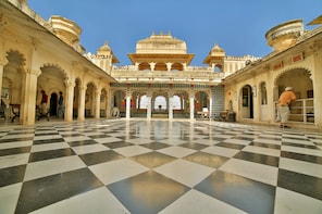 Udaipur Sightseeing with Boat Ride, Lunch & Transport