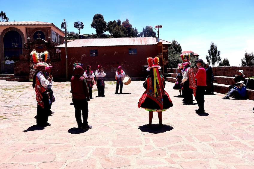 Tour Uros Taquile on fast speedboat