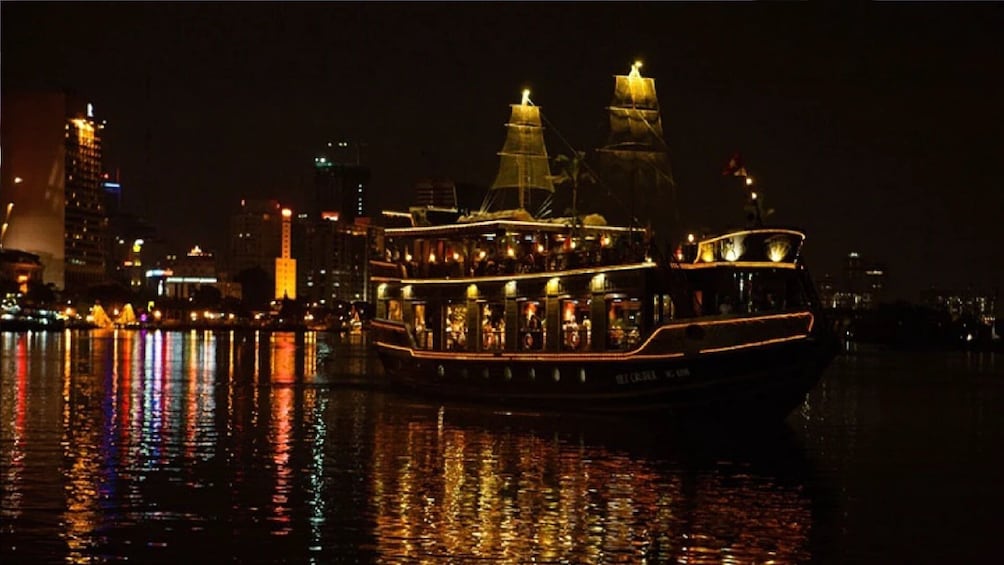 Cyclo, Water Puppetry, and Dinner Cruise Tour From Sai Gon