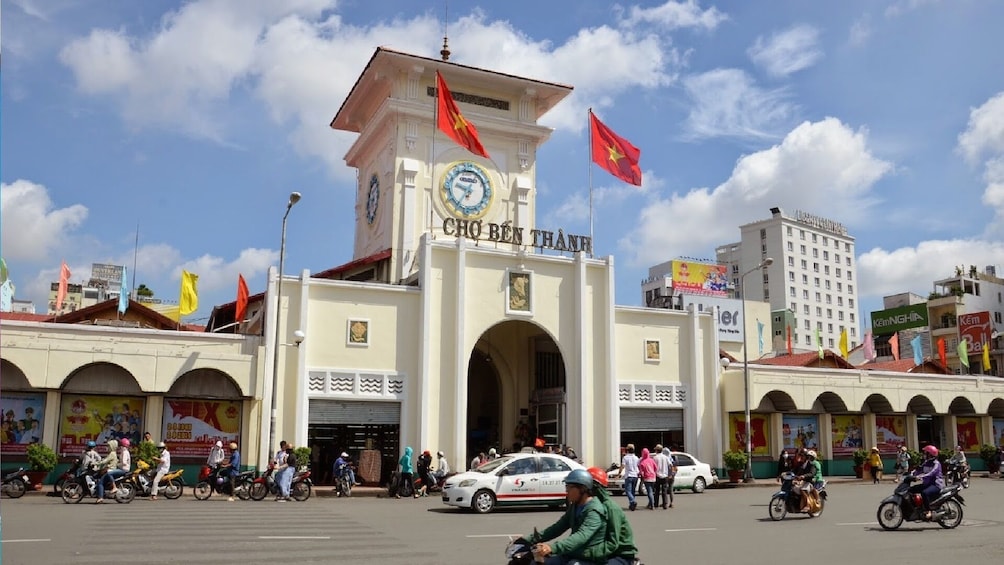 Cyclo, Water Puppetry, and Dinner Cruise Tour From Sai Gon