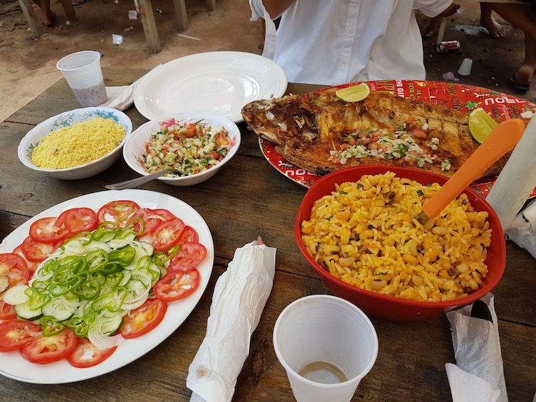 Traditional lunch spread in Anavilhanas
