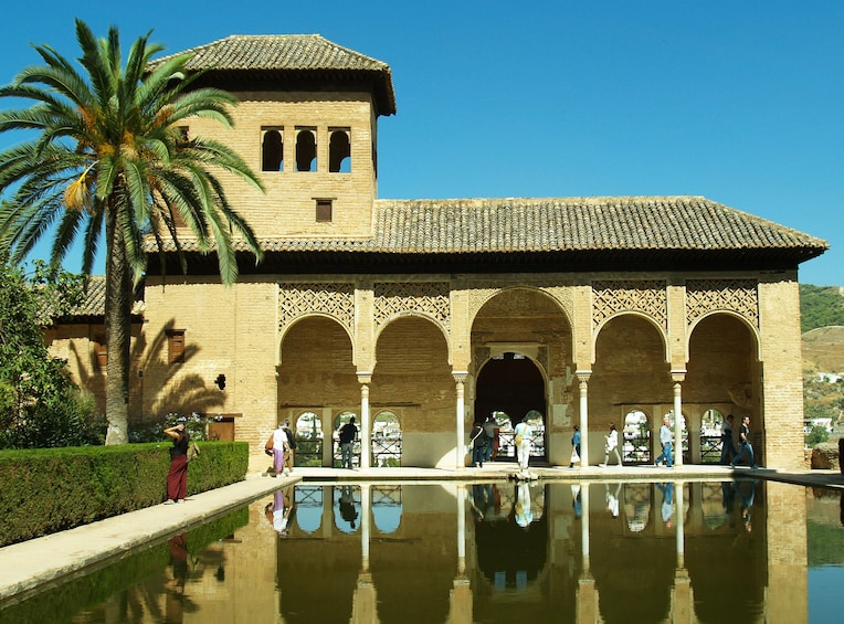 Granada: Alhambra and Nasrid Palace Guided Tour