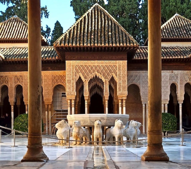 Granada: Alhambra and Nasrid Palace Guided Tour