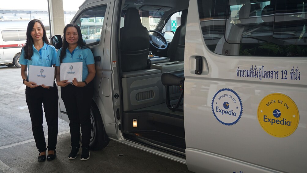 Private Tour: Mini Bus Rental with Guide/Driver