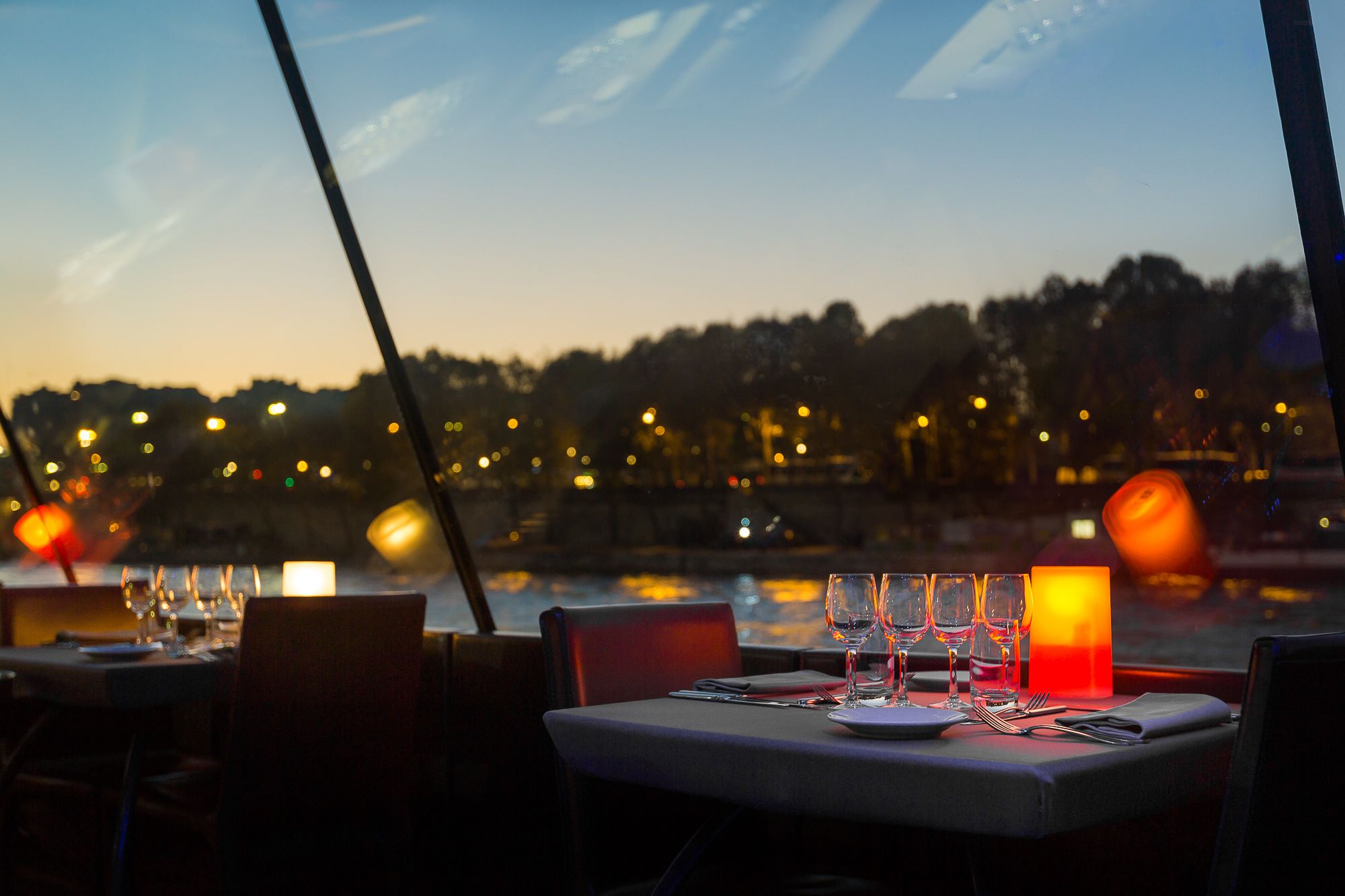 bateaux-parisiens-dinner-cruise-on-the-seine-river