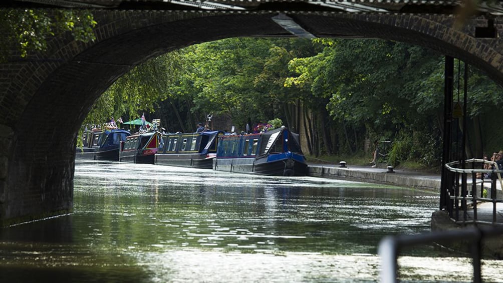 Show item 2 of 4. Camden: Private Walking Tour in Spanish
