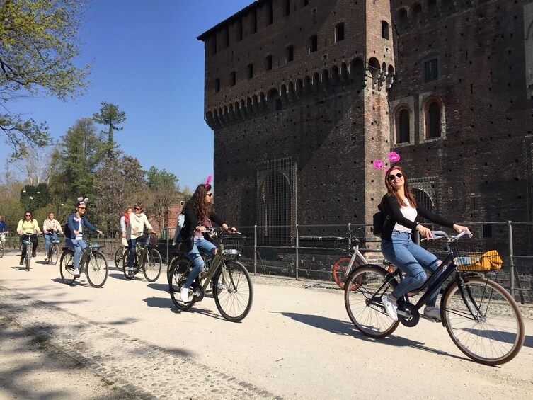 Milan sunset bike tour + Aperitivo included!