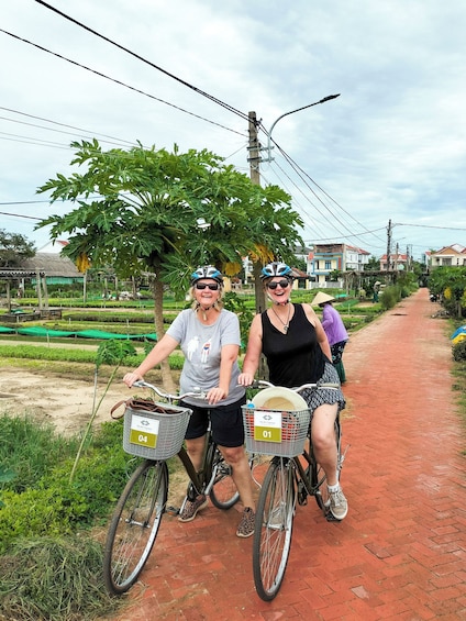 Half-Day Foodie Tour By Bicycle & Visit Tra Que Village