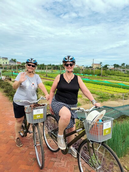 Half-Day Foodie Tour By Bicycle & Visit Tra Que Village