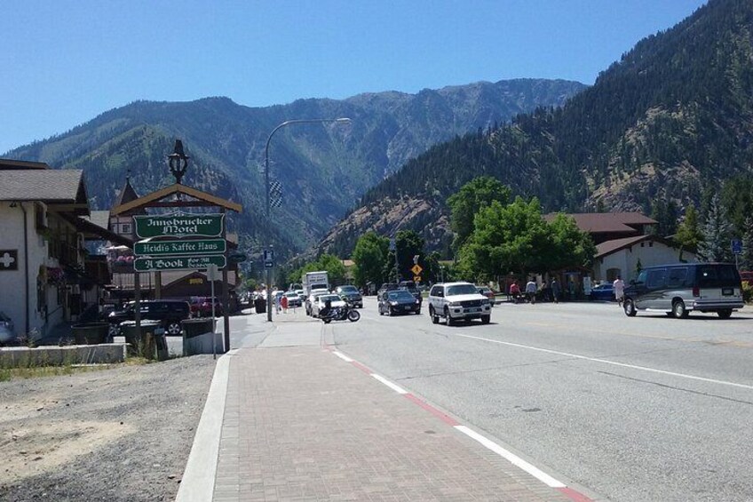 Private Cascade Mountains and Waterfalls Tour from Seattle
