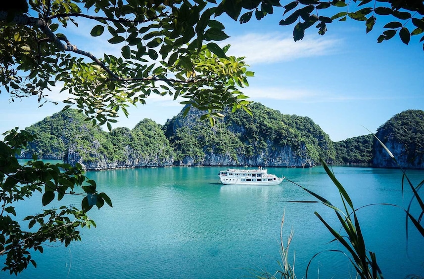 Ha Long Bay boat cruise 