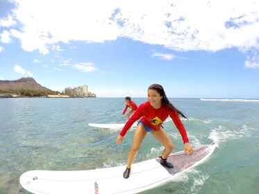 Clases semiprivadas de surf en Oahu (cortesía de Waikiki Shuttle)