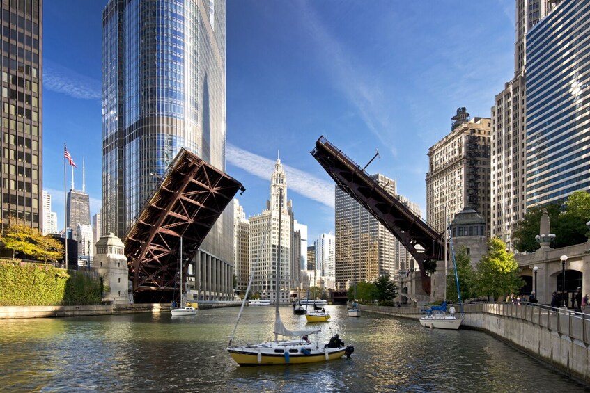 Chicago Riverwalk & History Self-Guided Walking Tour