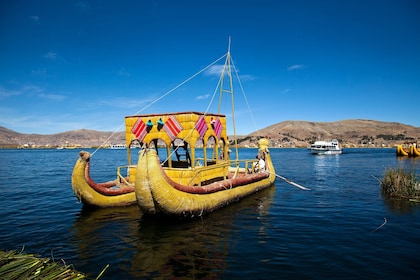 Ganztägige Tour zu den schwimmenden Inseln Uros und Taquile inklusive Mitta...