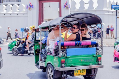 Tur Kota Bangkok Malam Hari Pribadi dengan Tuk-Tuk dengan Makanan Thailand