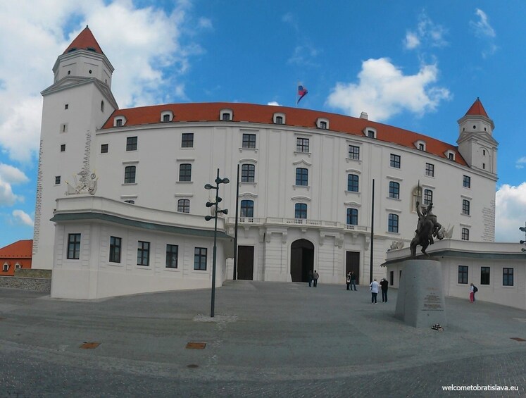 Transfer from Vienna to Budapest with a Bratislava tour 