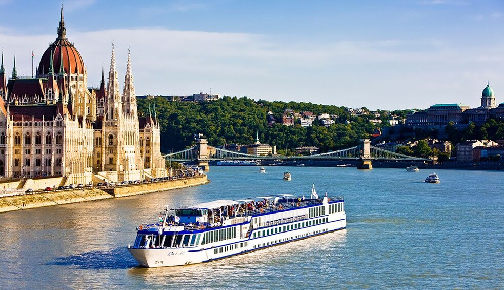 Transfer from Budapest to Vienna with a tour in Bratislava