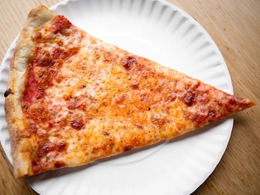 New York: Eat 4 New York Foods & See 30 Sights Walking Tour