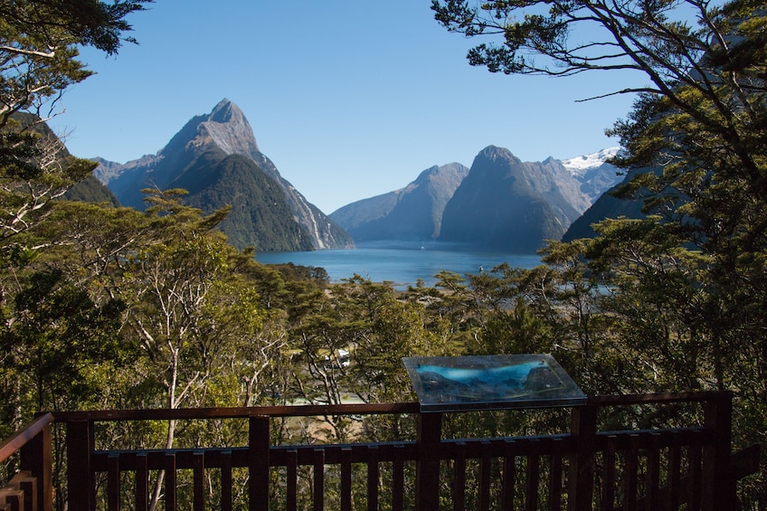 Milford Sound Fly Explore Fly 