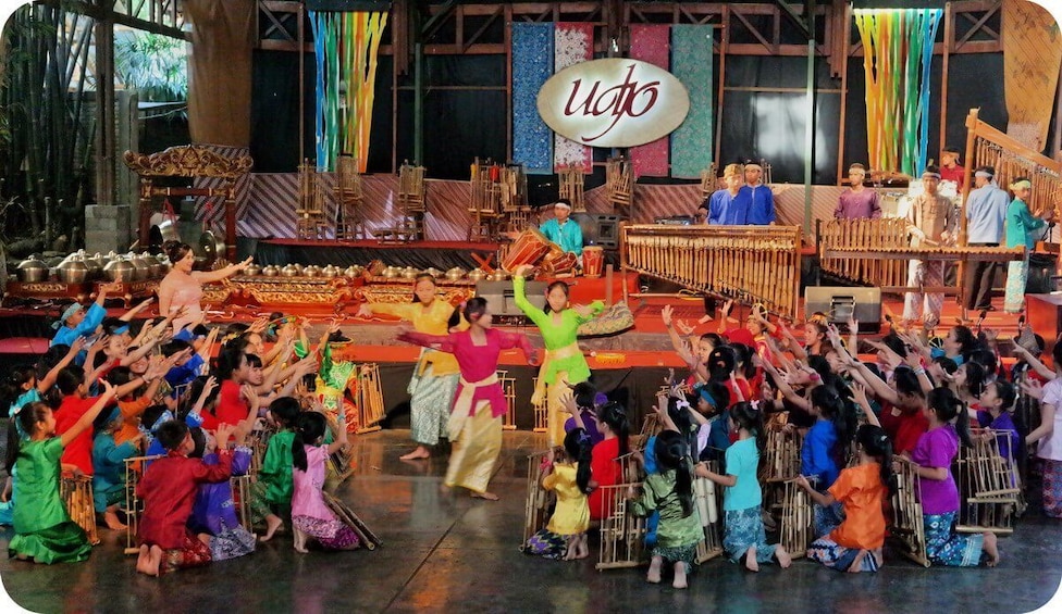 Historic Discovery Tour with Angklung Musical Show