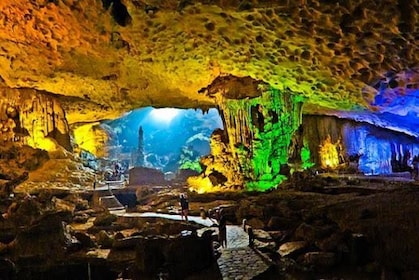 Lyxkryssning & Limousine Halong Surprise Cave & Titop Islet