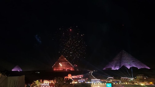 Lyd- og lysshow ved pyramiderne
