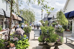 Bicester Village Day Trip from London - Shopping Express ®