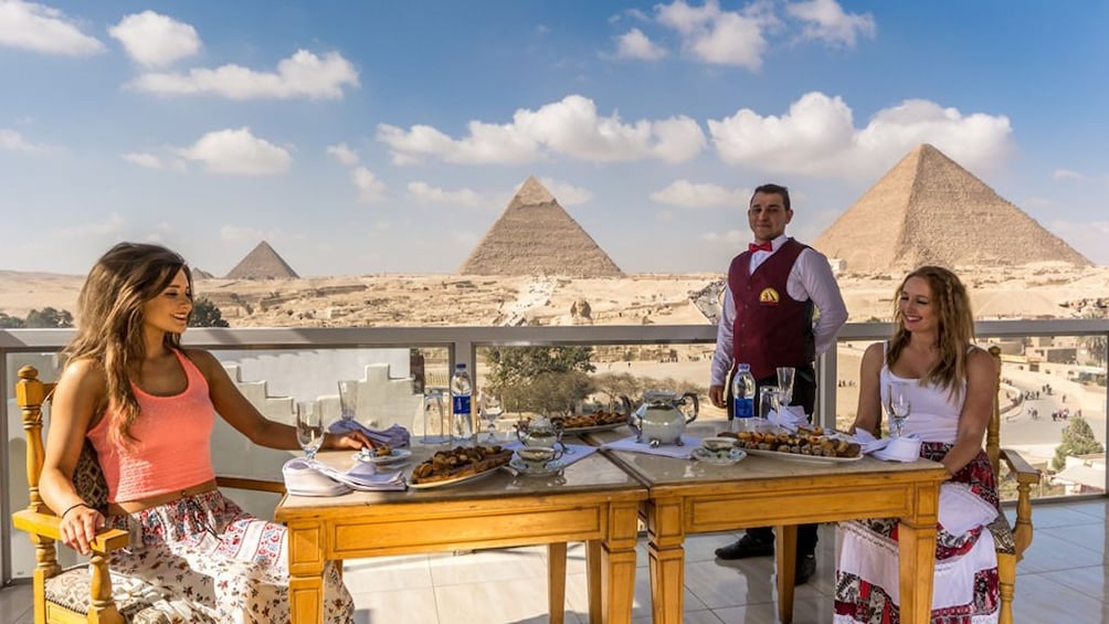 Great Pyramid Inn Dinner With Pyramids View
