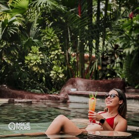 Desde San José: aguas termales, vista al volcán Arenal, almuerzo