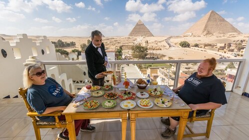 Lunch met uitzicht op piramides in de Great Pyramid Inn