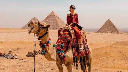 Piramida Giza dengan Tur Berpemandu Unta